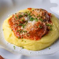 Котлетки из ягненка с картофельным пюре и сацебели в Phantom