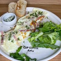 Омлет с ветчиной и беконом в Cup coffee bistro