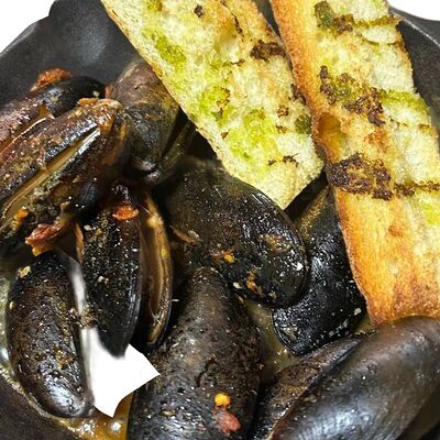 Мидии черноморские, тушенные в соусе том ям с картофелем фри и багетом в Лавр по цене 750 ₽