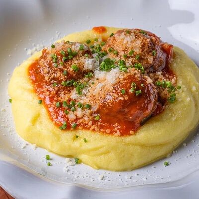 Котлетки из ягненка с картофельным пюре и сацебели в Phantom по цене 1060 ₽