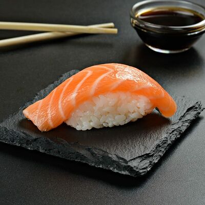 Нигири с лососем в Пицца & Суши Гурмэ по цене 170 ₽