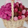 Корзина клубники в шоколаде и кустовой розы №4 в SOK - клубника в шоколаде по цене 7990