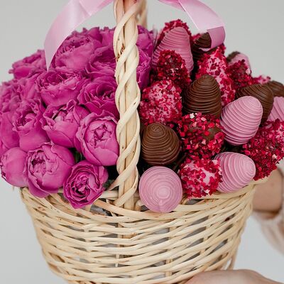 Корзина клубники в шоколаде и кустовой розы №4 в SOK - клубника в шоколаде по цене 7990 ₽