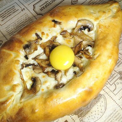 Хачапури по-аджарски с шампиньонами в Лавр по цене 480 ₽