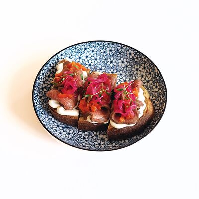 Брускетта с ростбифом в Ёлки по цене 567 ₽