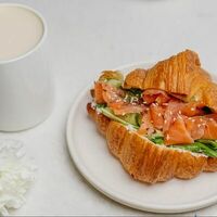 Круассан с лососем, сыром лабне и соусом песто в MAYAR