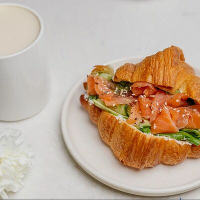 Круассан с лососем, сыром лабне и соусом песто в MAYAR по цене 985 ₽