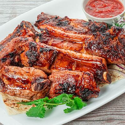 Свиные рёбрышки на мангале в Yunga Tim Fish & Grill по цене 970 ₽