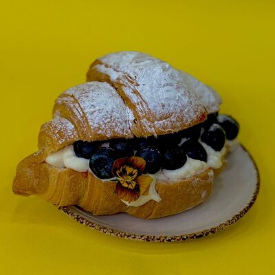 Круассан с голубикой и крем-чизом в Куликовский кофейня-кондитерская по цене 540 ₽