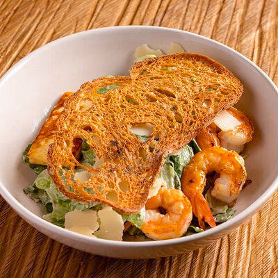 Цезарь с креветками и жареным сыром халуми в Горыныч по цене 1290 ₽