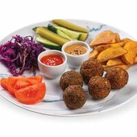 Фалафель на тарелке в I-tal Corner Вегетарианский стрит-фуд