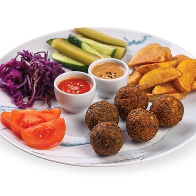 Фалафель на тарелке в I-tal Corner Вегетарианский стрит-фуд по цене 750 ₽