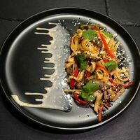 Wok с говядиной и ореховым соусом в Testoo