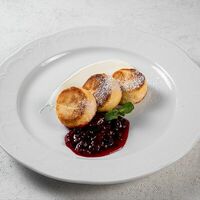 Сырники со сметаной и ягодным соусом в Villa Pasta