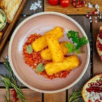 Жареный сулугуни с томатной сальсой в Дади