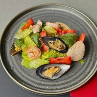 Теплый салат с морепродуктами в MARSALA