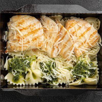 Фарфалле с куриной грудкой гриль и соусом песто в Сябры по цене 450 ₽