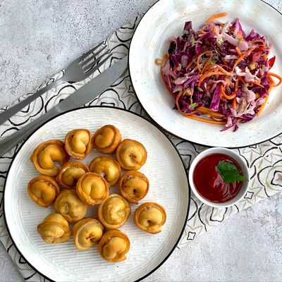 Жареные пельмешки с курицей и салат Коул слоу в Сели-Съели по цене 370 ₽