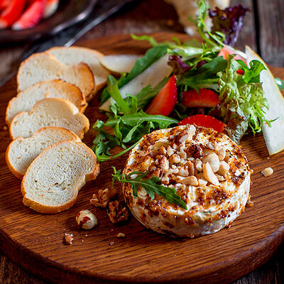 Сыр Камамбер с салатом в Колбасофф по цене 750