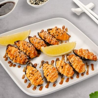 Запеченные мидии с острым соусом спайси 10 шт в Takara по цене 590 ₽