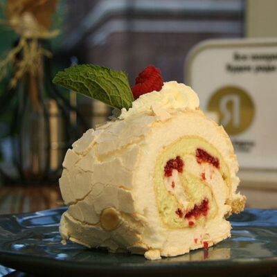 Меренговый рулет с фисташковой пастой в Эклер&Кофе по цене 300 ₽