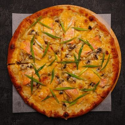 С лососем и грибами пицца в Kitchen lab по цене 1190 ₽