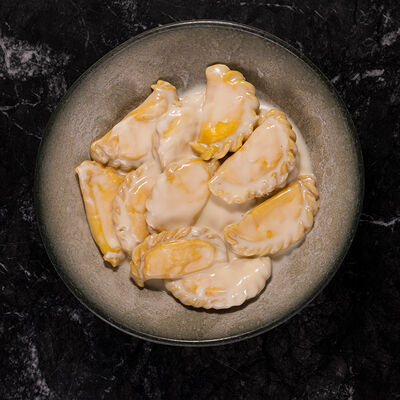 Вареники с творогом и ванильным соусом в Наша хвоя по цене 350 ₽