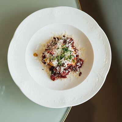 Тартар из говядины с печеным перцем и пармезаном в Semplice Secondfloor по цене 580 ₽