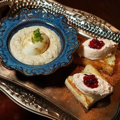 Каша Пуховая с мягким яйцом и риетом из красной рыбыв Безухов по цене 500 ₽
