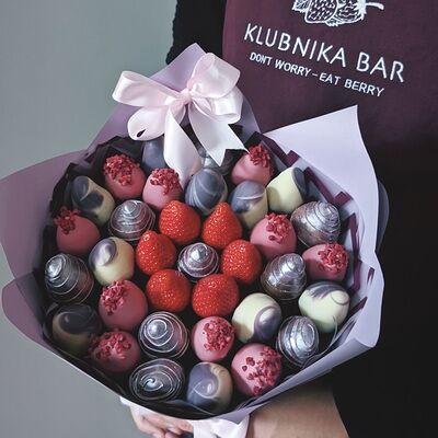 Букет из клубники в шоколаде Черничные ночи М в Klubnika Bar по цене 4299