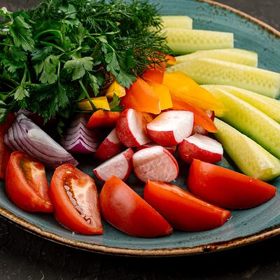 Ассорти из свежих овощей в Пряности по цене 890 ₽