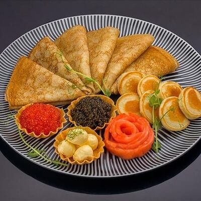 Ассорти блинов и мини-оладушек с двумя видами икры со слабосоленым лососем гравлакс в Bluefin по цене 9040 ₽