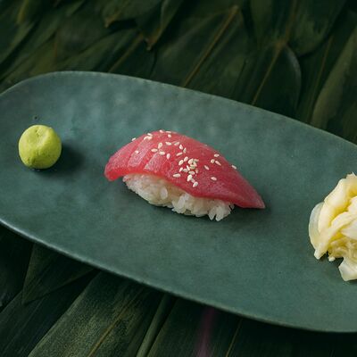 Тунец суши в Sushi lovers по цене 330 ₽