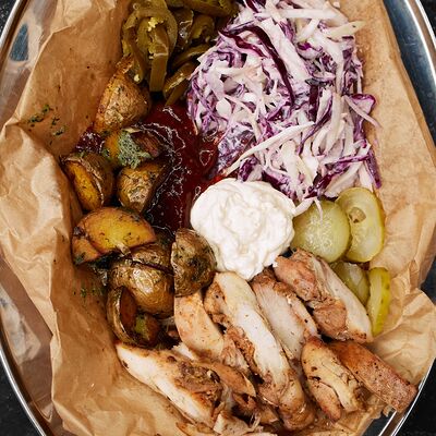 Копченая курица на тарелке в Heimbrauer по цене 550 ₽