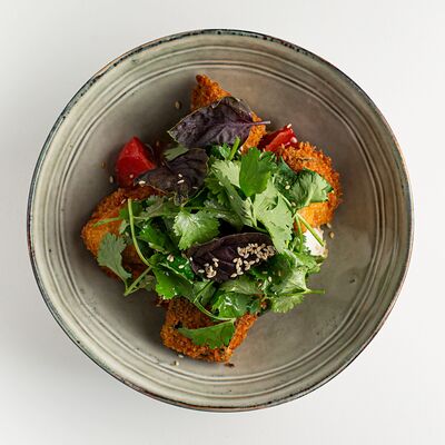 Салат с хрустящим баклажаном в Matteos по цене 490 ₽