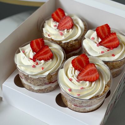 Сливочный трайфл с ягодным конфи в Di Panna Confetteria по цене 300 ₽