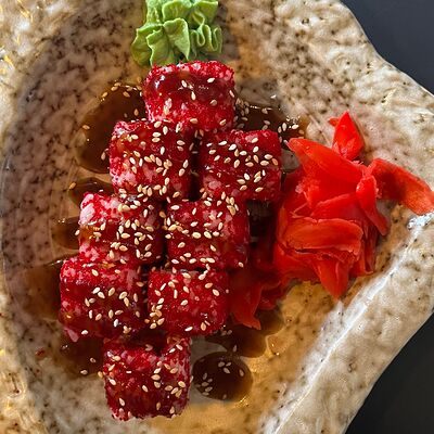 Калифорния с лососемв Суши-бар Якудза по цене 650 ₽