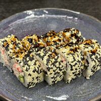 Ролл Калифорния в черно-белом кунжуте в Wok Poke and Boul