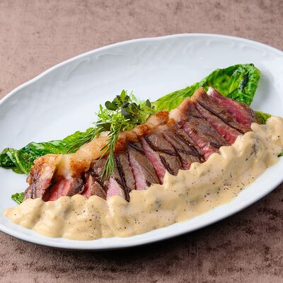 Стейк стриплойн с кремом из печеного чеснока и листьями романо на гриле в Chento по цене 2100 ₽