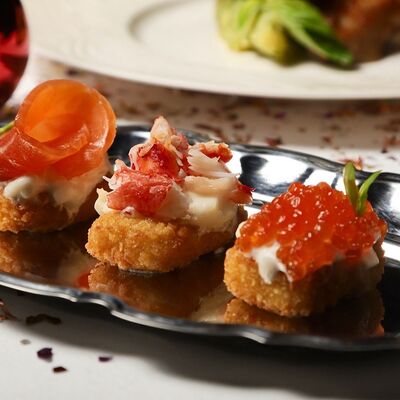 Сет крокетов из картофеля с форелью, крабом и красной икрой в Особняк по цене 925 ₽