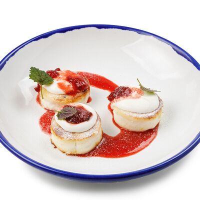 Сырники с клубничным вареньем и сметаной в Делюсь добром по цене 470 ₽