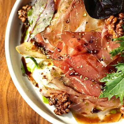 Салат с моцареллой, грушей и пармой в Латтерия1963 по цене 1315 ₽