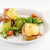 Яйца Бенедикт с беконом в Udcкафе Upside Down Cake