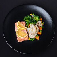 Стейк из лосося с овощами в Море Лосося
