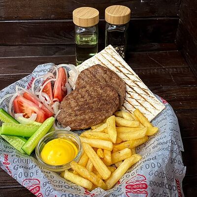 Говяжья котлета с картофелем фри в Good Food по цене 331 ₽