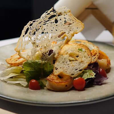 Салат Цезарь с креветками в Игристо по цене 780 ₽