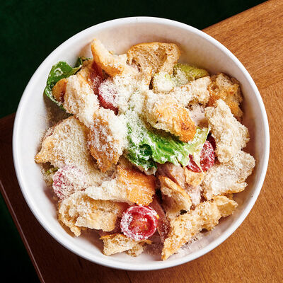 Бедро цыпленка с листьями салата и черри с поджаренным хлебом и соусом Цезарь в Булгаков по цене 620 ₽