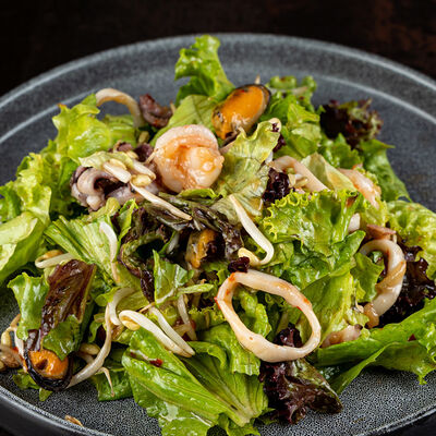 Салат с морепродуктами в Джонга по цене 570 ₽