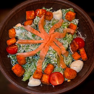 Салат Цезарь с лососем в Чердак по цене 700 ₽