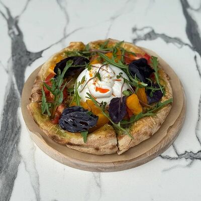 Буррата на лепешке фокачча с томатами и песто в Семейное бистро Монти по цене 1050 ₽